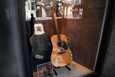 Продават на търг легендарната китара на Кърт Кобейн