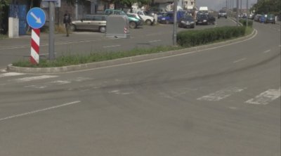 Шофьор блъсна майка с дете на пешеходна пътека в Бургас и избяга