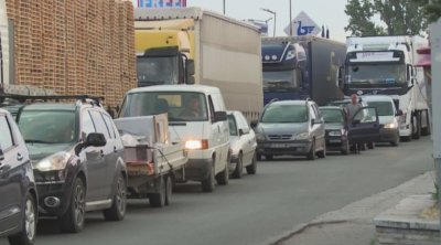 И днес километрични опашки на "Кулата"