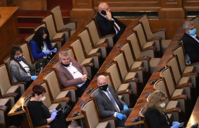 ГЕРБ и БСП в схватка: Медиите ли са виновни, че депутати не носят маски?