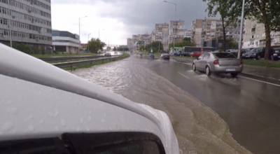 Порой наводни пътища и подземни паркинги във Варна