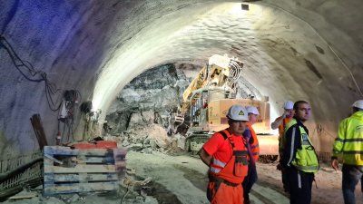 Няма опасност за живота на работниците, затрупани в тунел "Железница"
