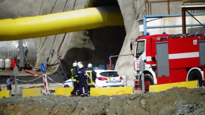 Всички работници от тунел "Железница" са живи, уточнява се състоянието им (СНИМКИ)
