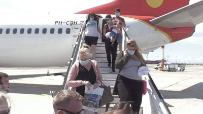 Лъч надежда за туризма: Първият полет чуждестранни туристи кацна на Летище Бургас