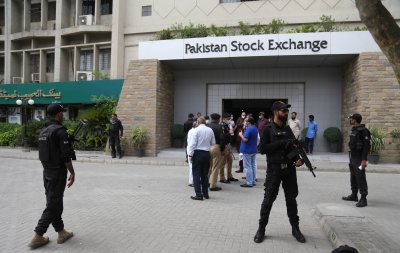Въоръжени мъже атакуваха фондовата борса в Пакистан