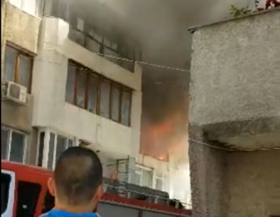 Пожар избухна в жилищен блок във Варна (ВИДЕО)