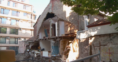 Част от двуетажна къща в Пловдив рухна след изкопни работи за нов строеж