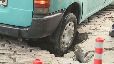 Лек автомобил пропадна в голяма дупка във Варна