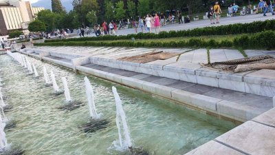 Софиянци си изпраха килимите на фонтаните пред НДК