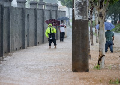 Гражданите на Ухан отново затворени вкъщи - този път заради унищожителен потоп