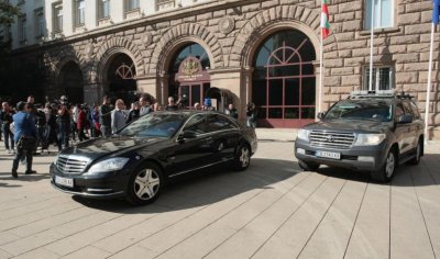 "Мерцедес" на НСО – леко ударен от "Форд" в София