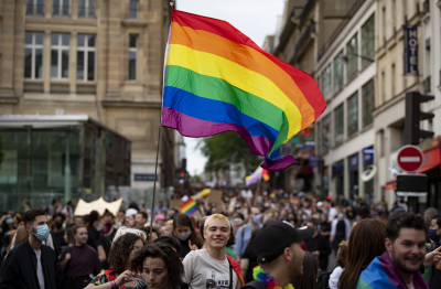 "Политически" гей парад събра хиляди в Париж