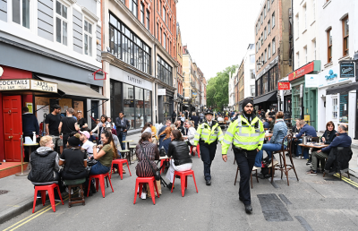 Полицията призова британците да останат внимателни след отварянето на пъбовете