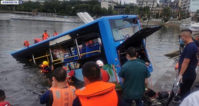 Автобус с ученици падна в езеро в Китай. 21 загинаха, 15 са ранени