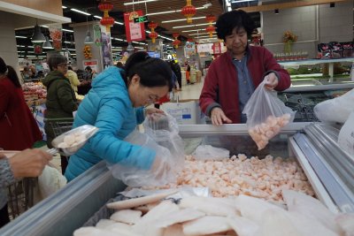 Следи от COVID-19 върху опаковки от вносни скариди в Китай