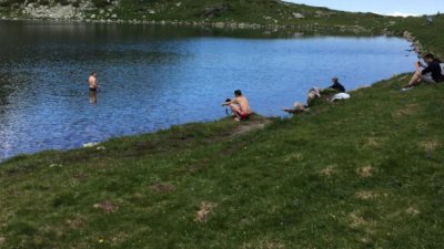 Двама се изкъпаха в езерото Бъбрека в Рила