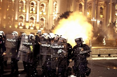 Ожесточени сблъсъци пред Скупщината в Белград (Снимки)