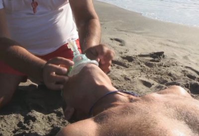 Спасителите на плажа с нов уред – маска за обдишване на удавници