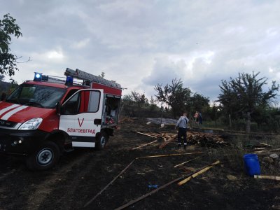 Пожар избухна в благоевградското село Рилци (СНИМКИ)