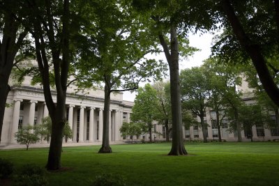 Американски съд разглежда жалбата на водещи ВУЗ-ове за студентските визи