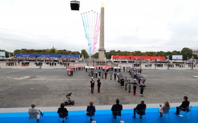 Франция отбелязва националния си празник със скромна военна церемония