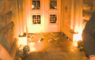Протестиращи разбиха вратата на бившия Партиен дом, пострадал е полицай (ОБОБЩЕНИЕ)
