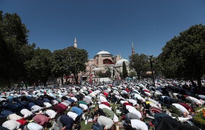 Първа мюсюлманска молитва от 86 години в "Света София" в Истанбул