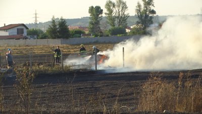Голям пожар избухна в стърнище край Благоевград