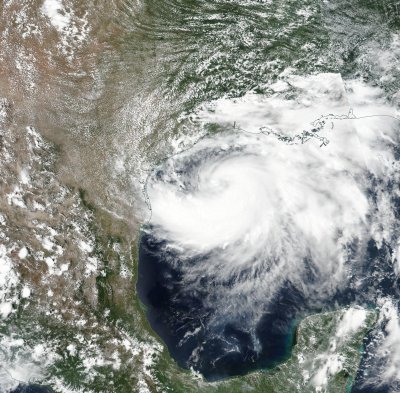 Ураганът Хана в Тексас отслабва, Дъглас набира скорост на Хаваите