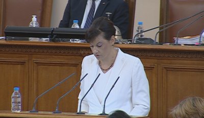 Дариткова от трибуната на НС: Радев руши демокрацията, отправя призиви за еднолично управление