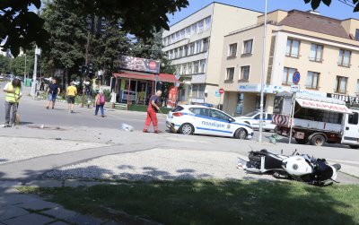 Млад моторист е с опасност за живота след катастрофа с автобус в София