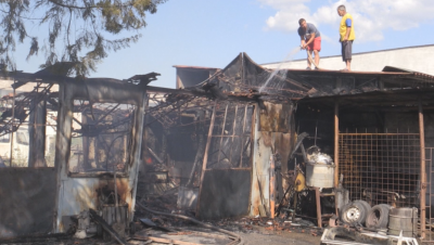 Бутилки с водород се взривиха след пожар в двора на къща в Кюстендил