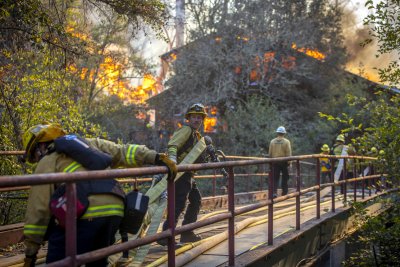 Евакуираха близо 8000 души заради пожари в Калифорния