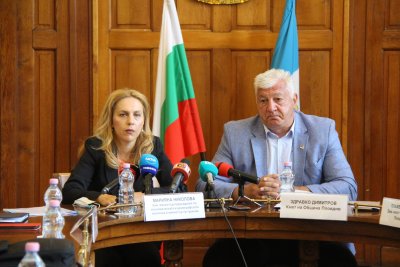 Министър Николова: Анализира се как да бъдат облекчени ограниченията за влизащи у нас туристи