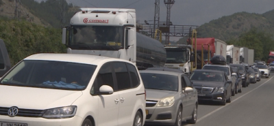 Протестно автошествие от София до ГКПП "Калотина" образува колона от автомобили (ОБЗОР)