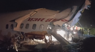 Пътнически самолет се разцепи на две на летище в Индия