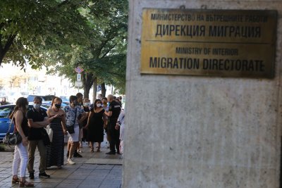 Удължават работното време на гишетата за смяна на документи в София
