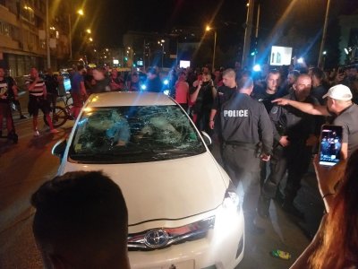Протестиращи счупиха стъклото на автомобил с жена и децата й