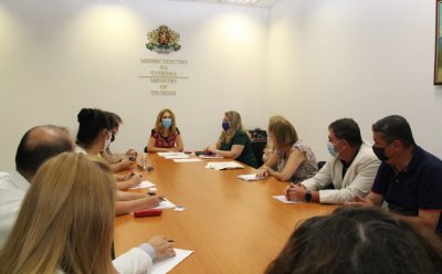 Марияна Николова обсъди с бизнеса критериите за безвъзмездна помощ за туроператорите