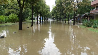 Продължава отводняването след пороя в Благоевград