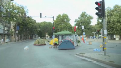 Движението в центъра на Варна остава затруднено заради палатковия лагер пред Общината