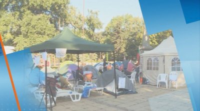 Палатковият лагер и блокадата пред община Варна остават