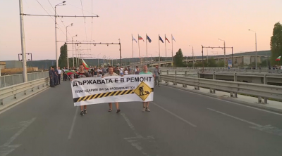 Протестиращите във Варна блокираха движението по Аспаруховия мост