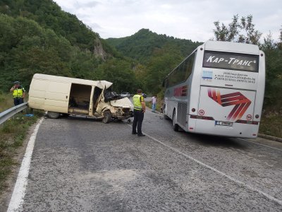 Челен удар между автобус и микробус на пътя Банско – Гоце Делчев