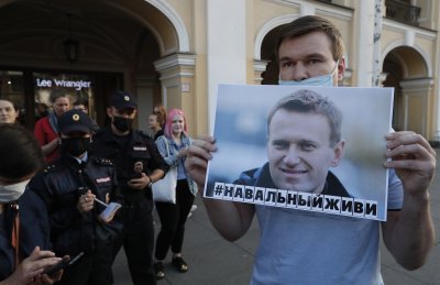ЕК иска Навални да бъде лекуван в Берлин, Русия отказва