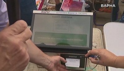 На протеста във Варна показват как се гласува машинно, в Русе - раздават книги