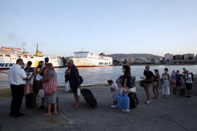 Туристите от Румъния и България първи по позитивни случаи на коронавирус в Гърция