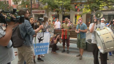 Протестиращи поднасят цветя на областния управител на София