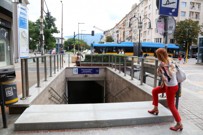 Бетонни плочи на входа на метрото - решение срещу дъждовете или пречка за хората?
