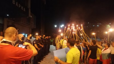 Във Варна протестират с факелно шествие